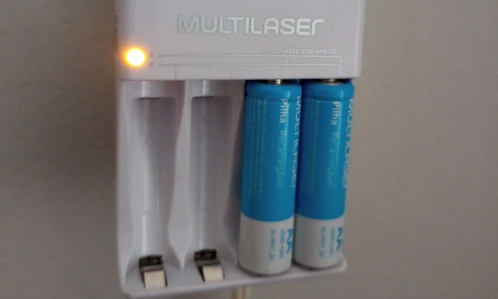 Pilhas Recarregáveis + Carregador Multilaser AA 2500mAh - CB054