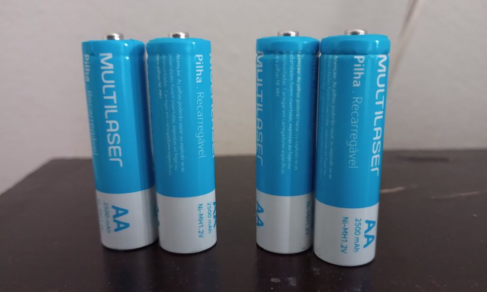 Pilhas Recarregáveis + Carregador Multilaser AA 2500mAh - CB054